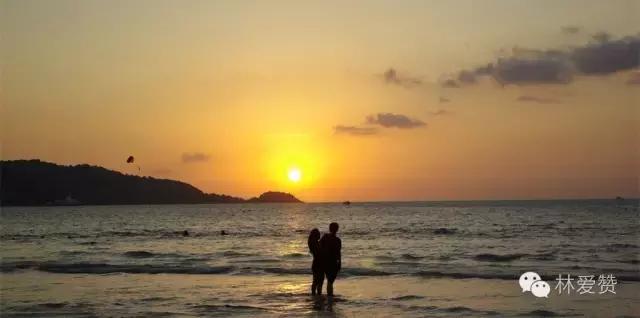 小男孩被小女孩给吸引,男孩被漂亮的女孩盯上