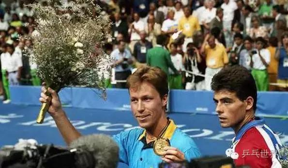 张继科和张怡宁,张继科亲奖杯的视频