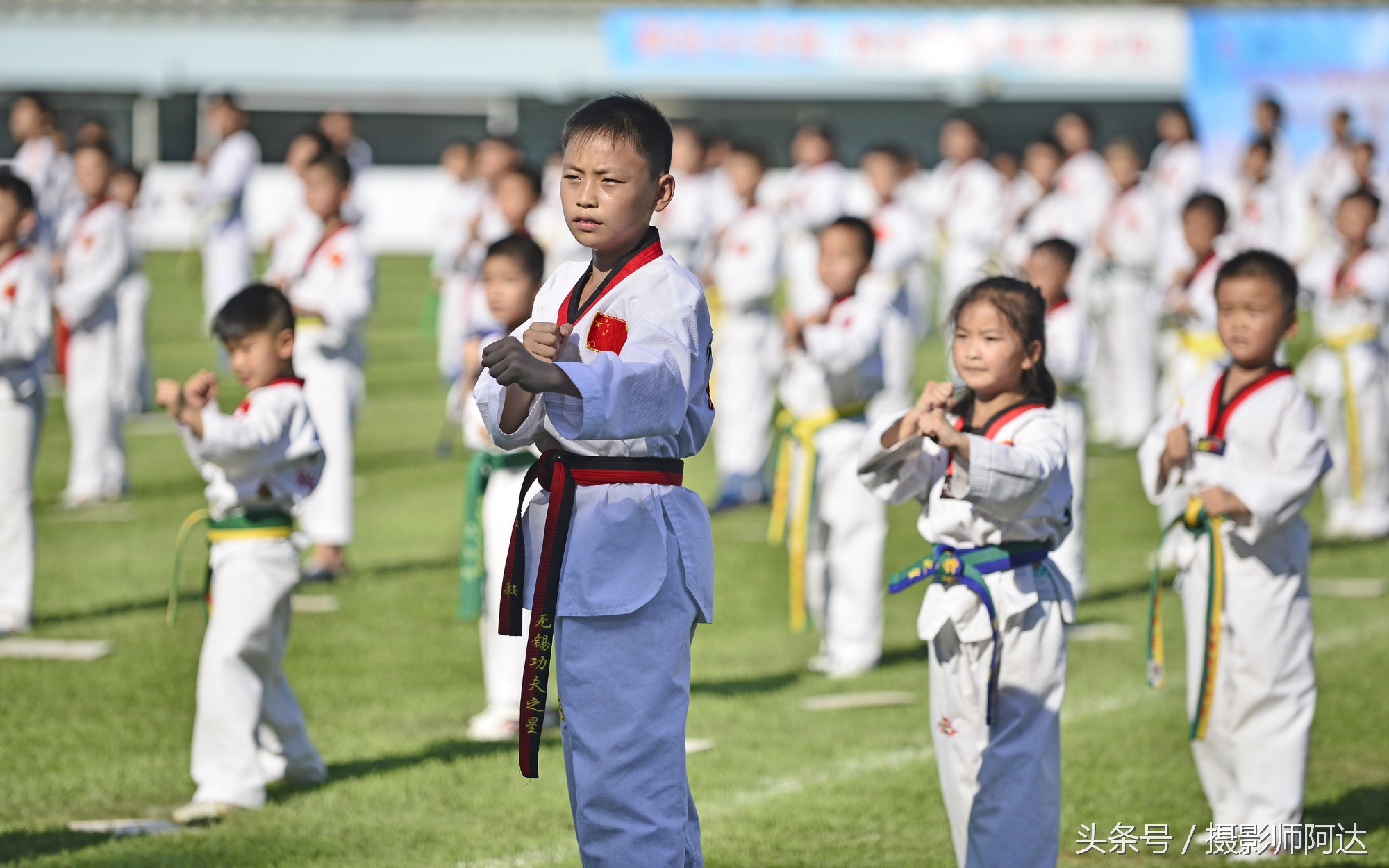“一带一路”国际青少年足球赛在锡举行外国小帅哥很养眼