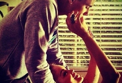 一不小心就偷走他的心，4个会让男性兴奋的肢体接触方式