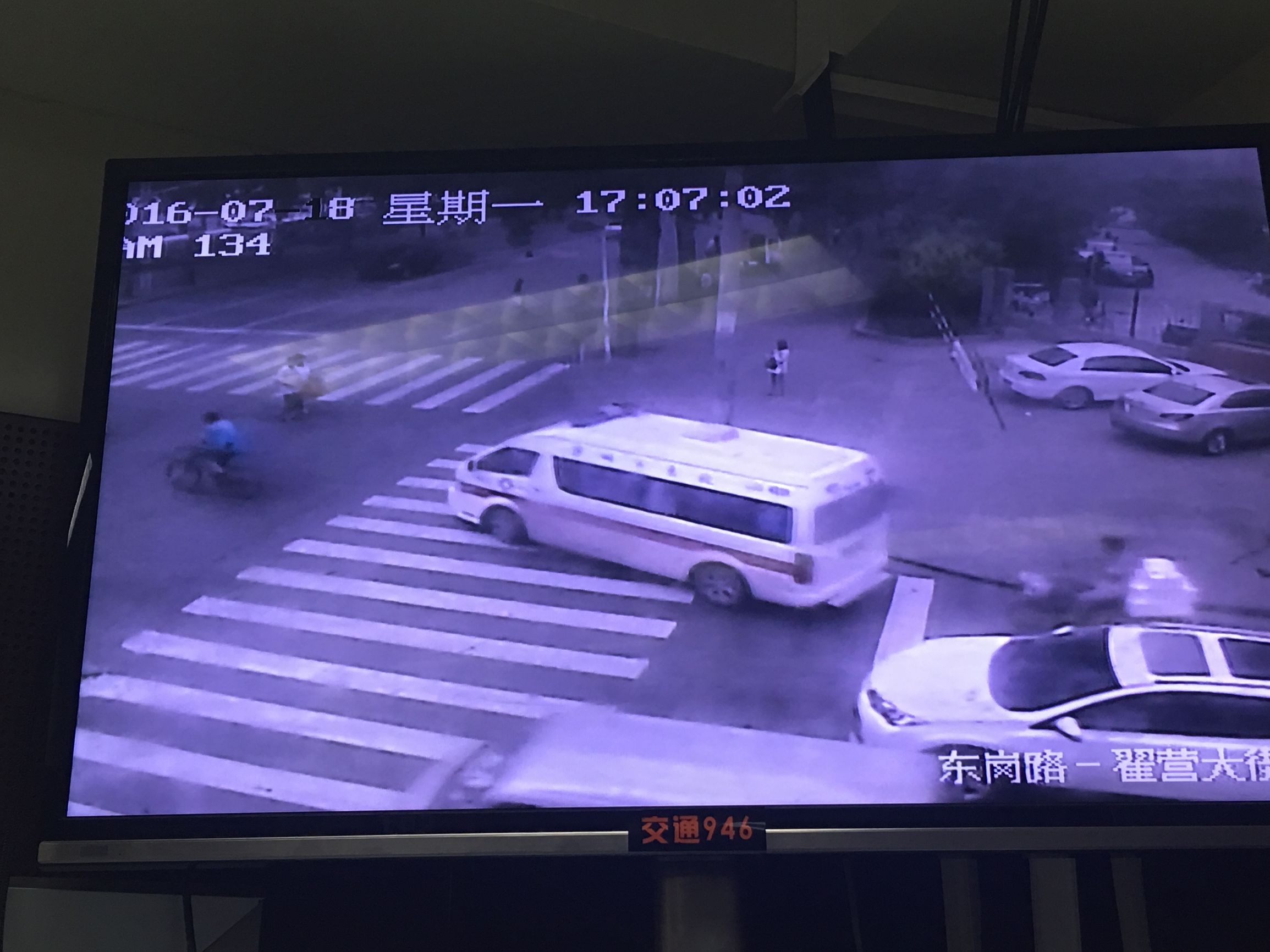 救命！一个手臂血流不止一个遭电击失去知觉！