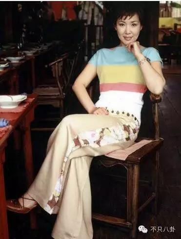 你们都在吐槽她的节目不如“康熙”，可她的人生已经赢得了掌声！