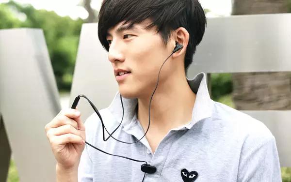 被春晚吉祥物丑哭了，那谜一样的「耳下两坨」难道不是腮腺肿物？