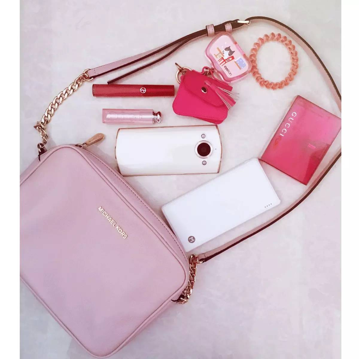 粉丝寄来了一箱包包,粉丝发来的包裹