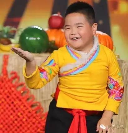 《天将雄狮》成龙的搭档小王子帅萌亮相!吕薇、赵忠祥节目现场吃西瓜