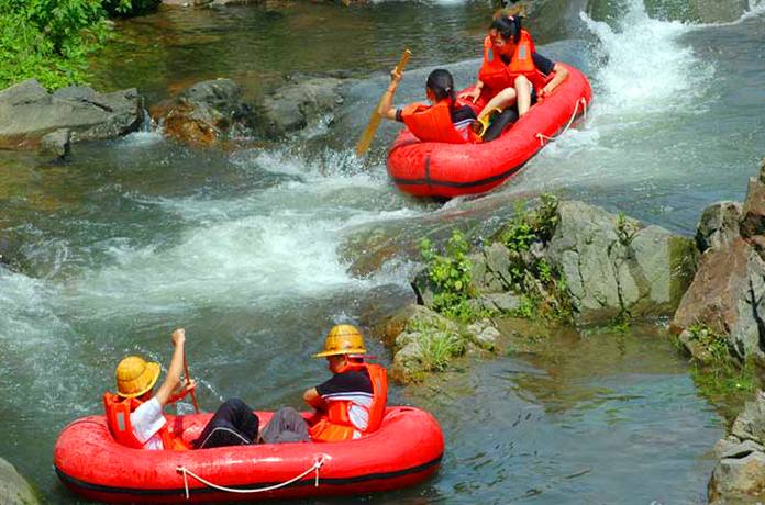 山间漂流避暑旅游,浙江深山避暑天堂住木屋