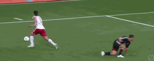 如何在足球球场上装x,在家就能练的足球技巧增加球感