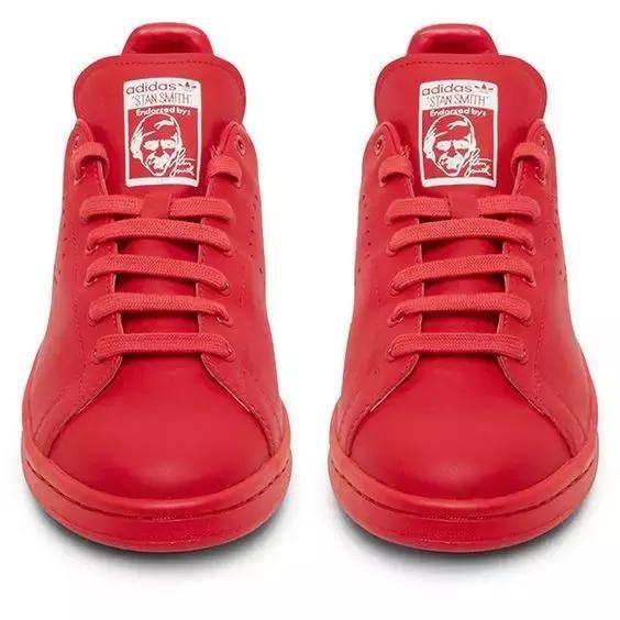 球鞋/最爱脚下那抹红，今夏潮人都得踩个它