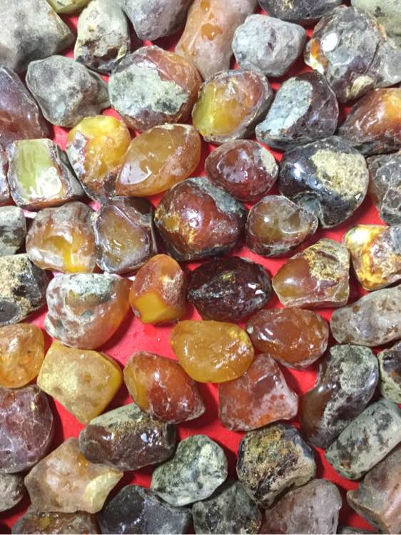 真正的蜜蜡都是什么样子的,真正蜜蜡是怎样的