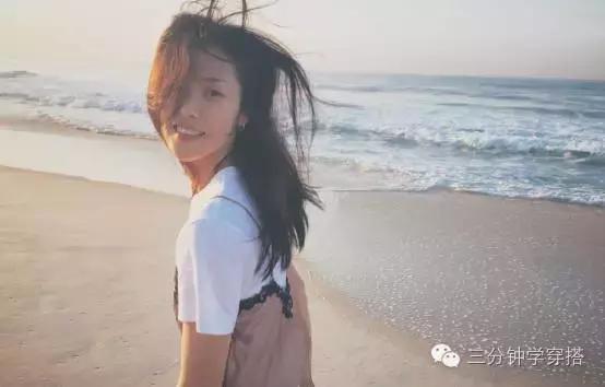 吊带裙有点露怎么穿,吊带裙太露了怎么搭配