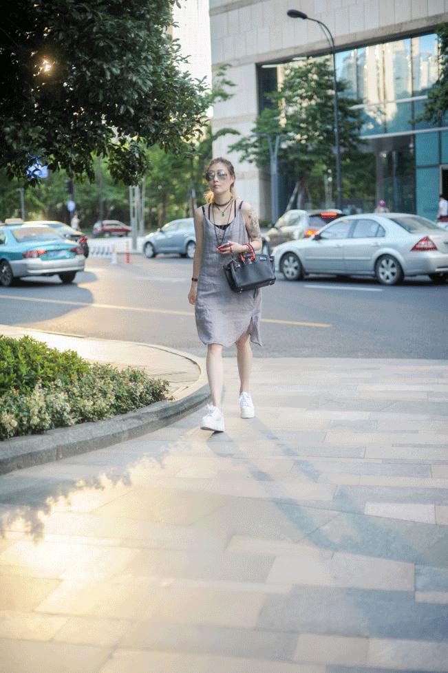 街拍||夏天必备的印花连衣裙，如何穿出仙气高境界