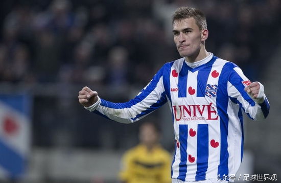 这件亮眼的红心球衣标志着荷兰中锋梦工厂