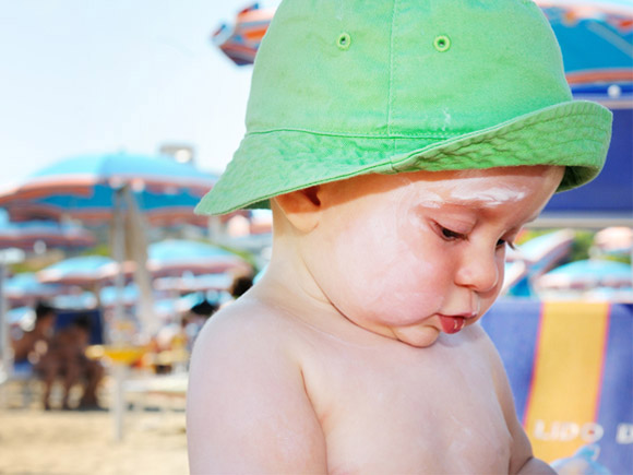 天再热也不要乱逼孩子喝水,天再热也千万别对孩子做这7件事