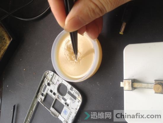 三星s4充不上电怎么办,三星s4充电震动不开机