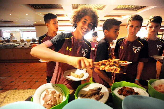 沈阳哥德杯美食花絮：小球星居然也喜欢沈阳撸串