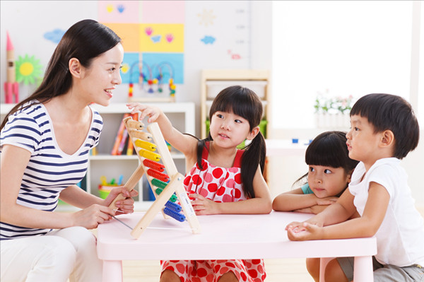 幼儿园新生家长会班主任讲稿,幼儿园新生家长会的布置