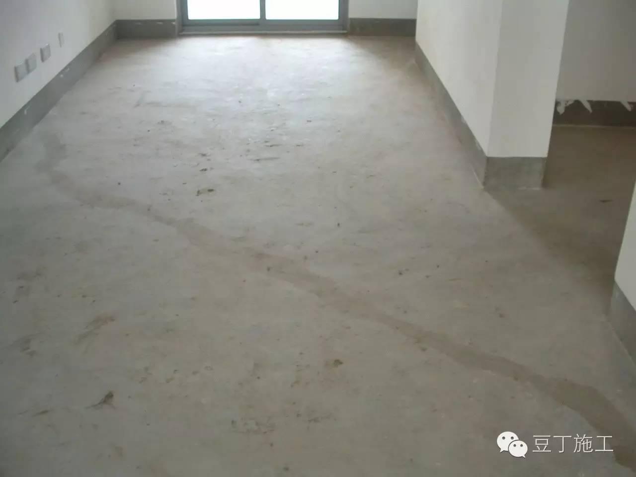 墙与窗之间有裂缝该如何处理,楼房墙裂缝应该找谁处理