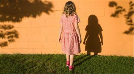 孩子多动别急着给孩子贴标签 (为什么孩子不自觉贴标签)