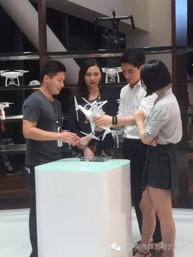 看这里!哇咔咔《南山区形象宣传片》之友情出演篇