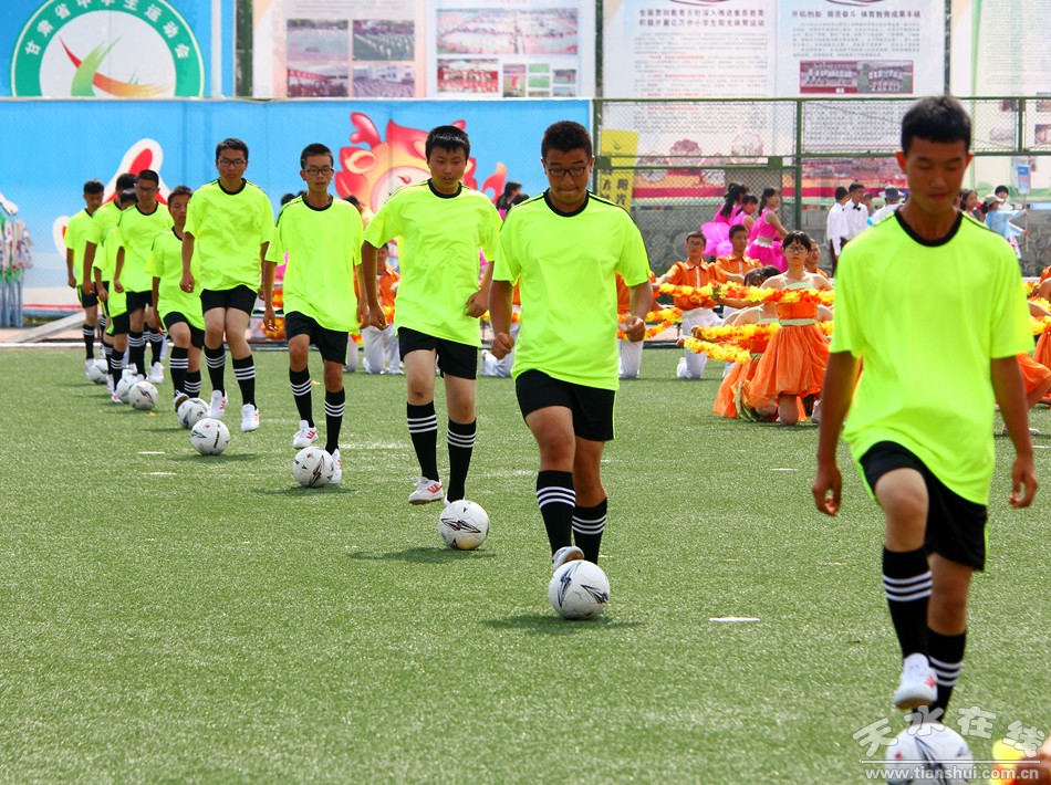 爸爸看到夏令营的女儿晒黑了,爸爸看到女儿军训被晒黑