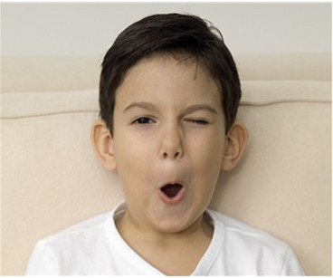 小孩控制不住挤眼,孩子突然控制不住挤眼怎么回事