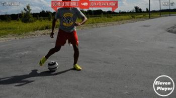 足球左扣右拨变向运球过人,足球变向摆脱技巧图解