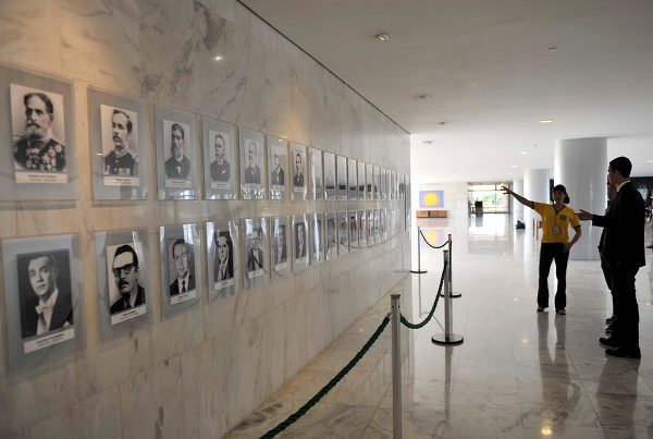 走进神秘的巴西总统府，黑衣警卫寸步不离