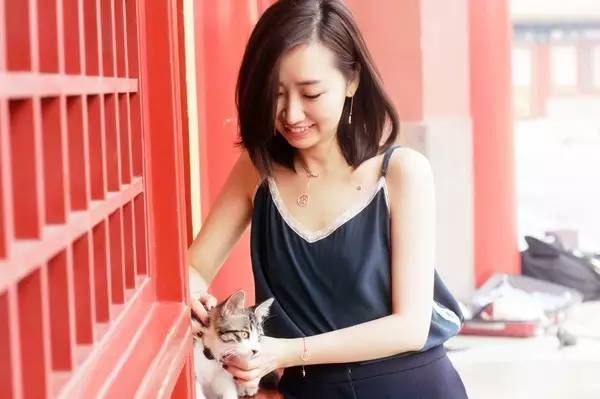 从南都首席到90万教徒,“买神”黎贝卡:朋友就是朋友,不是资源