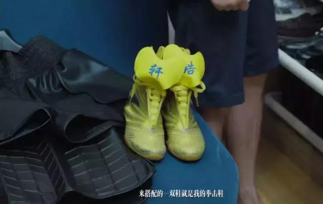 胖轩偷偷打开了他爸妈的衣柜给我看，而我只想看他肉嘟嘟的样子