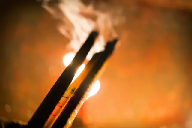 寺院夜里烧香拜佛祈福视频,去藏传寺院烧香拜佛的讲究