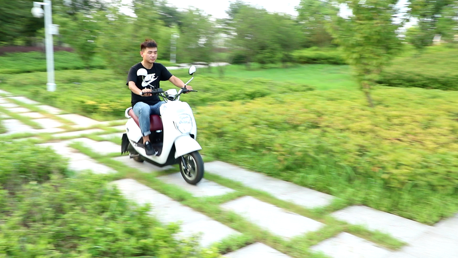 雅迪和小牛哪个更智能,雅迪比小牛更稳定