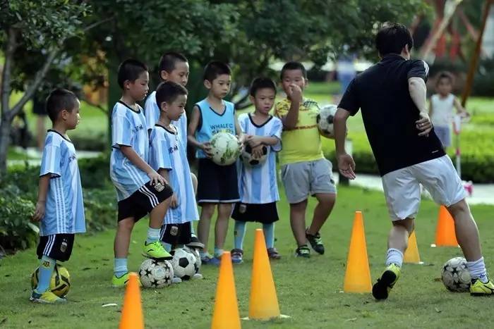 城事专业足球教练义务教儿童踢足球，南沙少儿足球队驰骋小区绿茵地！