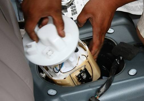 汽车油表忽然不显示油量维修,汽车油表跑了几十公里没油