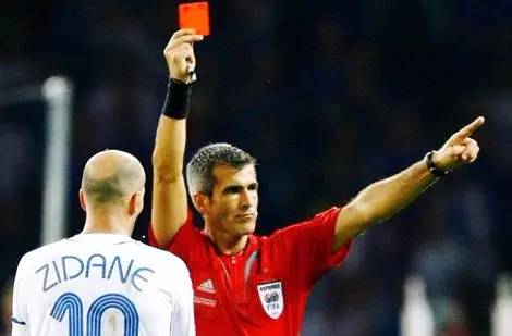 一张红牌结束,一张红牌罚下了自己