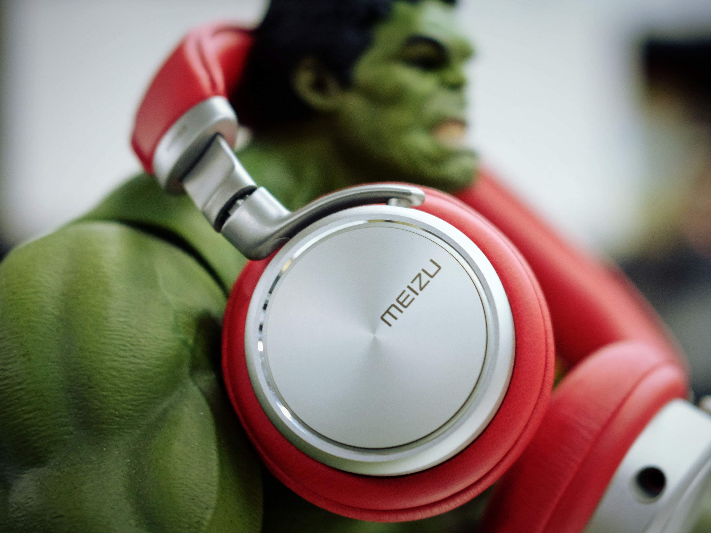 一款戴出门很拉风的头戴耳机！魅族HD50红色版上手体验！