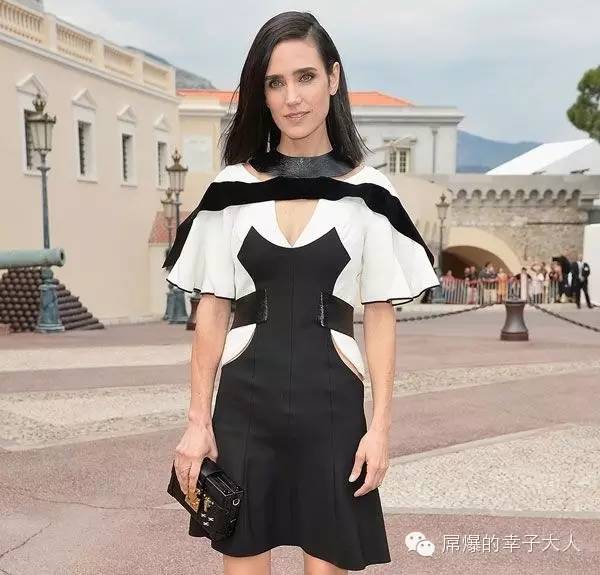 最时髦的人都在背两个包出门,最近都在背网红包包