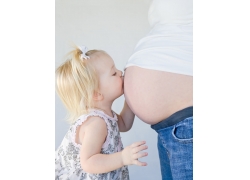 高度近视眼凸可以顺产吗,高度近视生孩子可以顺产吗