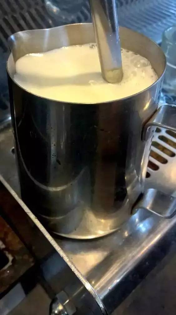 在家怎样打奶泡又薄又绵密,自己在家如何打奶泡