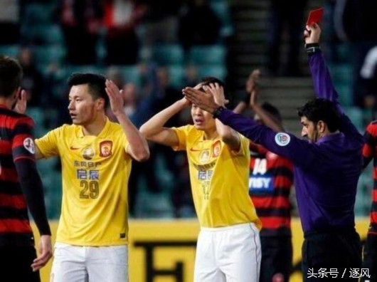 “冤家”裁判又来，哈桑执法中韩之战，曾三分钟内罚下中国队两人