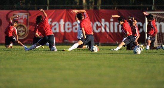 踢完球膝盖痛,踢完球髂骨疼痛的原因及解决方法