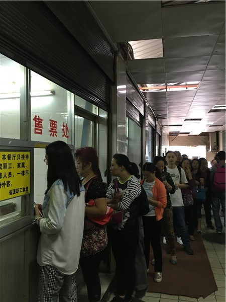 贵阳市面“省医月饼”乱眼球负责人称：未给任何商家提供货源