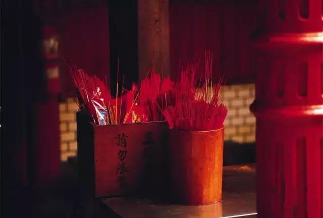 寺院夜里烧香拜佛祈福视频,去藏传寺院烧香拜佛的讲究
