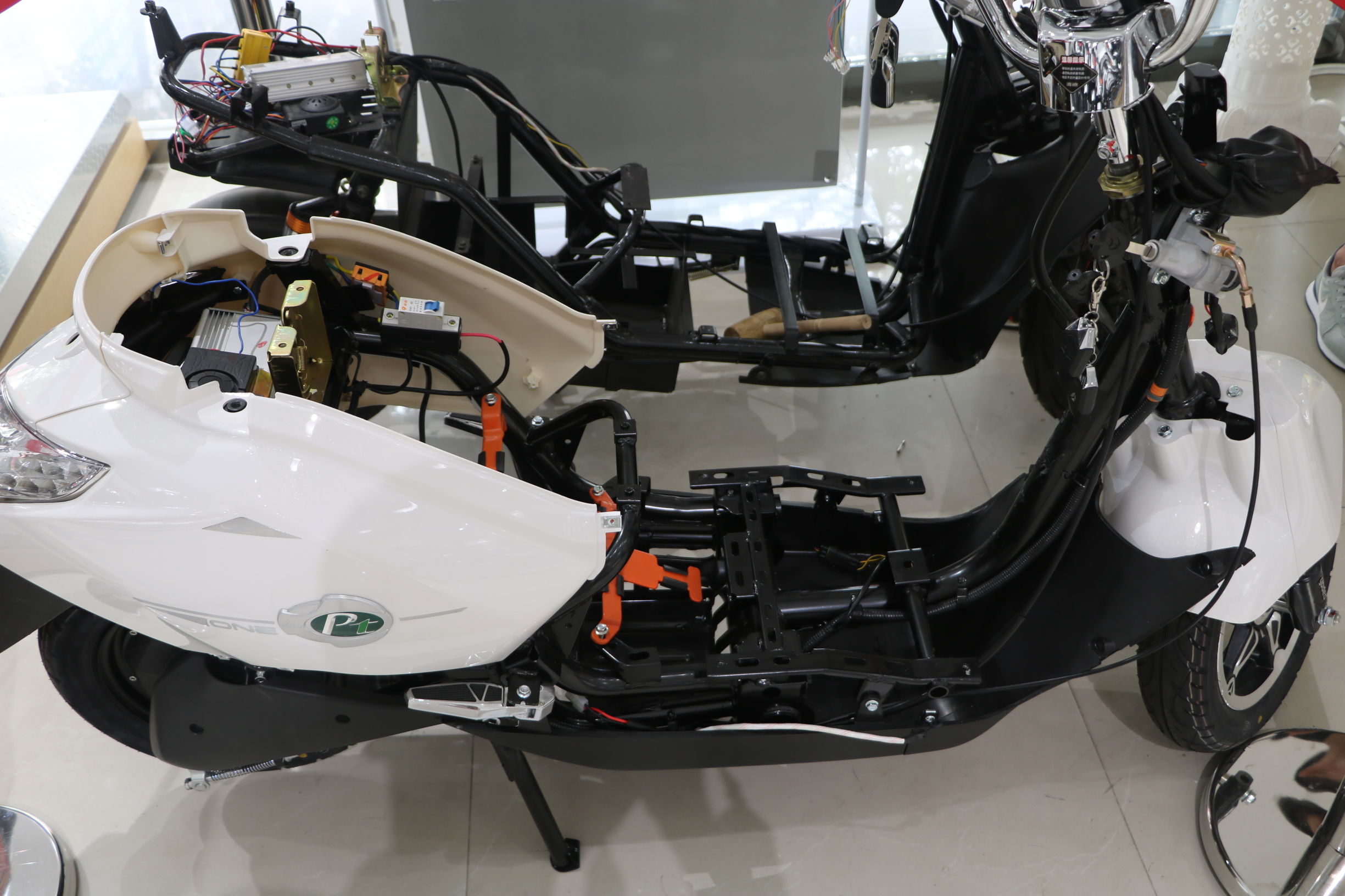 雅迪和小牛哪个更智能,雅迪比小牛更稳定