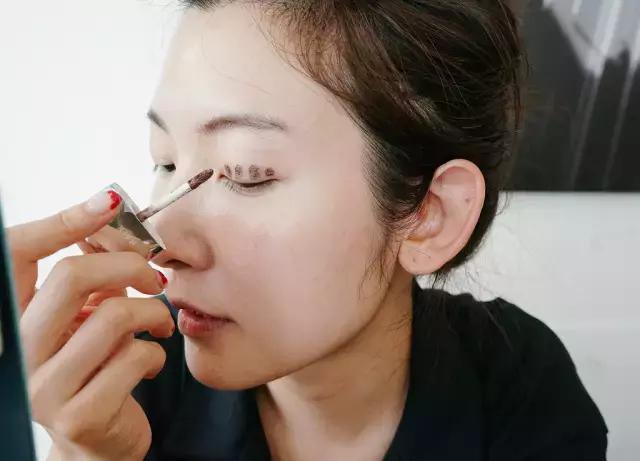 彩妆届又出一波液体眼影，据说霓虹国的妹子已经到了拼人品去抢