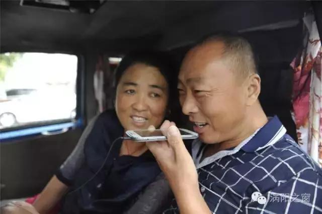 亳州一夫妻打工10年将孩子供出国留学，累并幸福着。