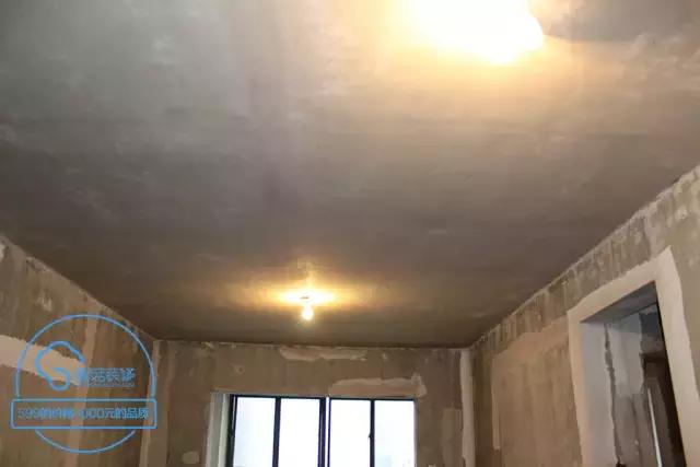 装修完没多久为什么烂墙根,装修没多久墙面就开裂什么原因