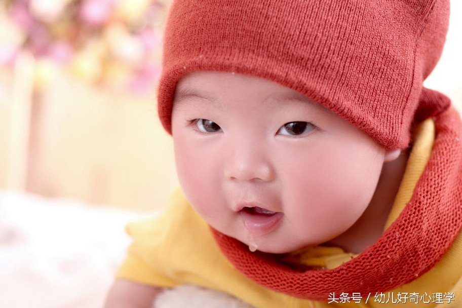 宝宝喜欢吐泡泡吐奶,宝宝吐奶还一直伸舌头吐唾沫