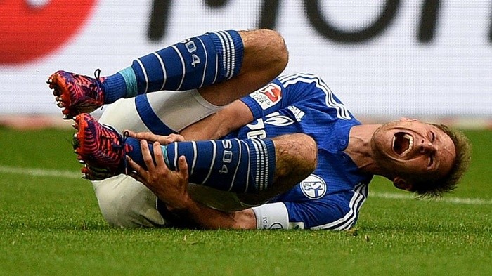 足球运动中踝关节扭伤如何处理,足球运动中踝关节损伤原因