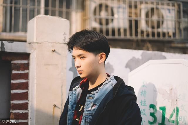 小说：拒绝签下*身卖**协议的这天，她被封杀了，霸总：不签永不解封