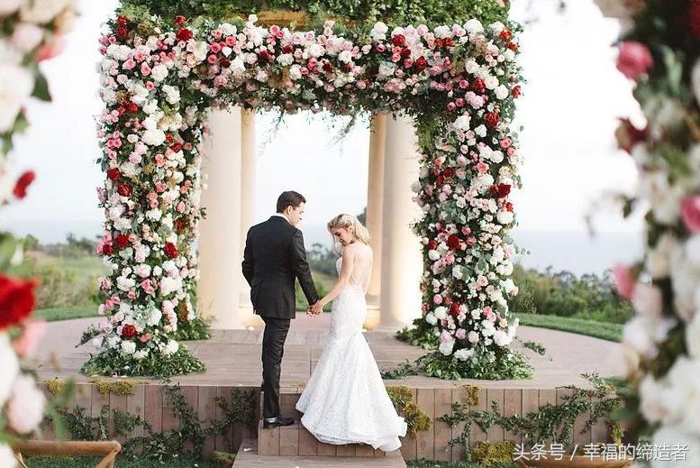 传统婚礼和目的地婚礼比较,旅行结婚和传统婚礼